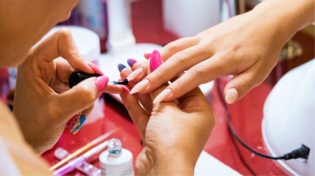 How to Book the Best Gel Nail Services at Home in Mumbai